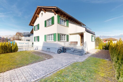 außenansicht mit vortreppe, rasen, day time, property visible, und parkplatz