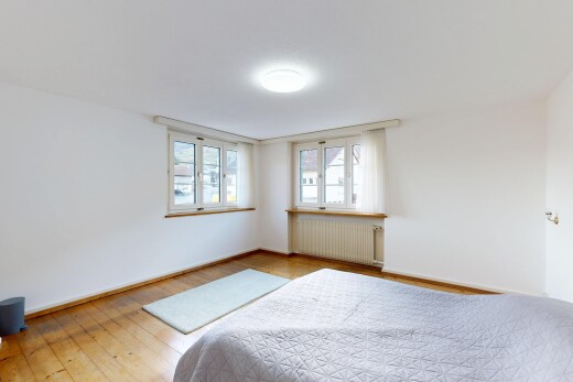 zimmer / schlafzimmer mit kühler, gipskartonwand, drywall, natürliches licht, und natural light