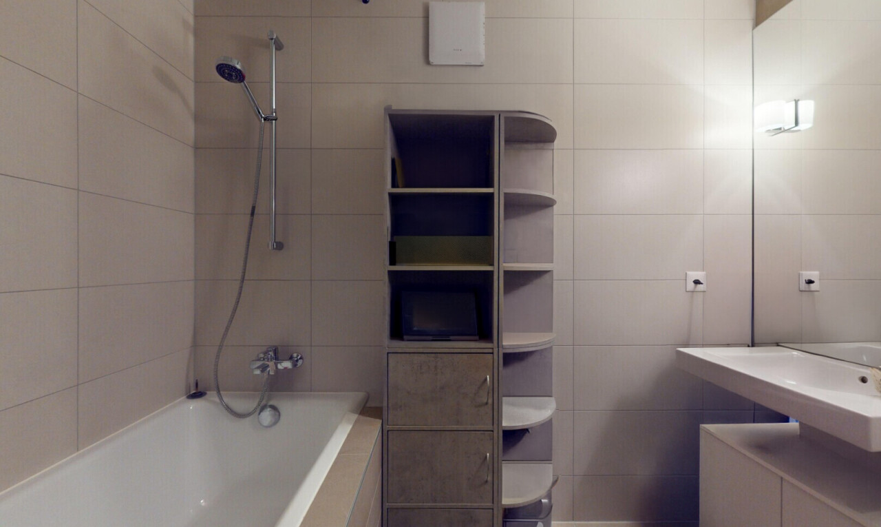 salle de bains avec mur en carrelage, miroir, douche-bain combinés, et salle de bain complète
