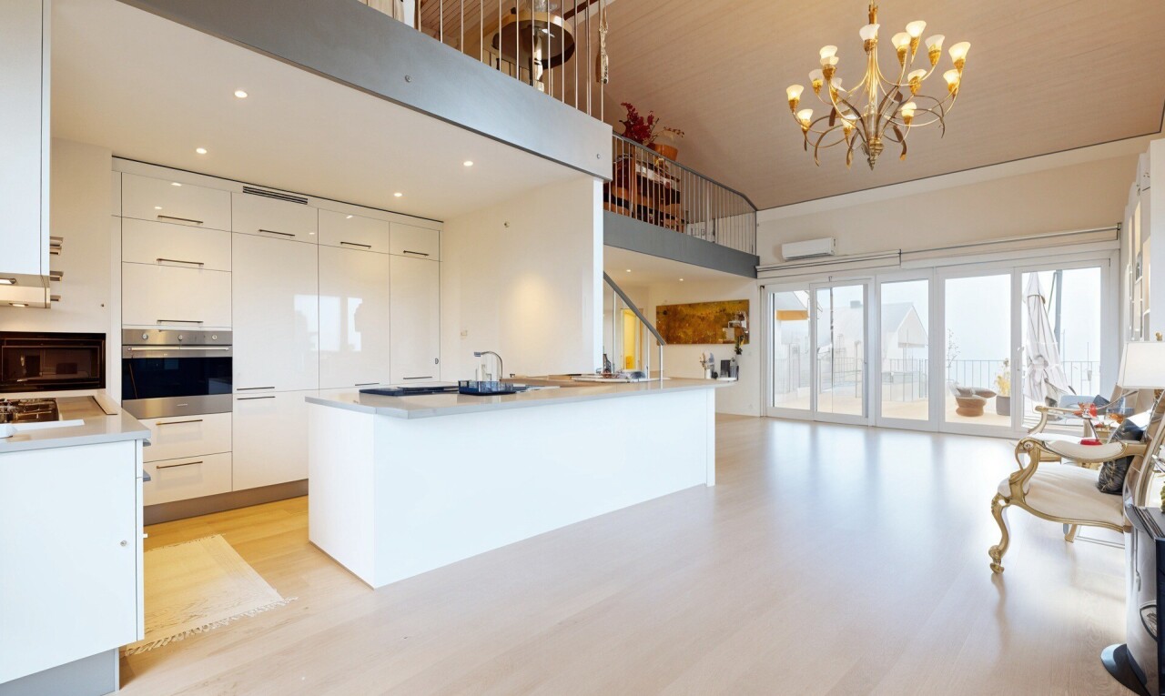 cuisine avec armoires blanches, wood finish floor, sol en finition bois, natural light, et lumière naturelle