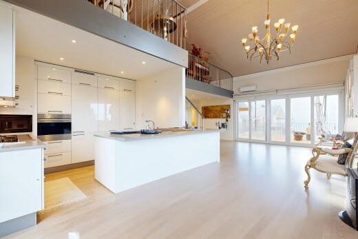 cuisine avec armoires blanches, wood finish floor, sol en finition bois, natural light, et lumière naturelle