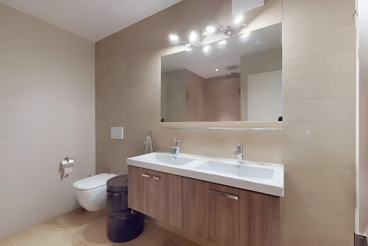 bad mit fliesenboden, schminktisch, waschbecken, und spiegel