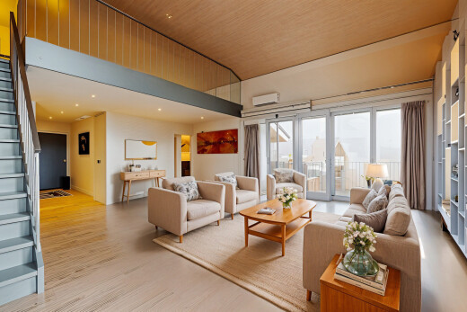 wohnzimmer mit holzfußboden, natürliches licht, holzdecke, gipskartonwand, und treppen