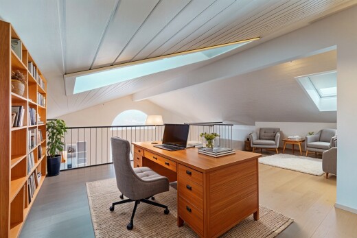 bureau avec plafond voûté, vaulted ceiling, espace bureau, puits de lumière, et sol en finition bois