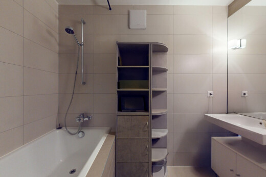 salle de bains avec mur en carrelage, miroir, douche-bain combinés, et salle de bain complète