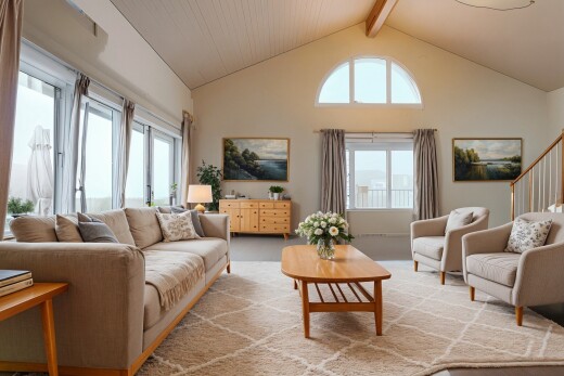 wohnzimmer mit natürliches licht, gipskartonwand, dachschräge, und balkendecke