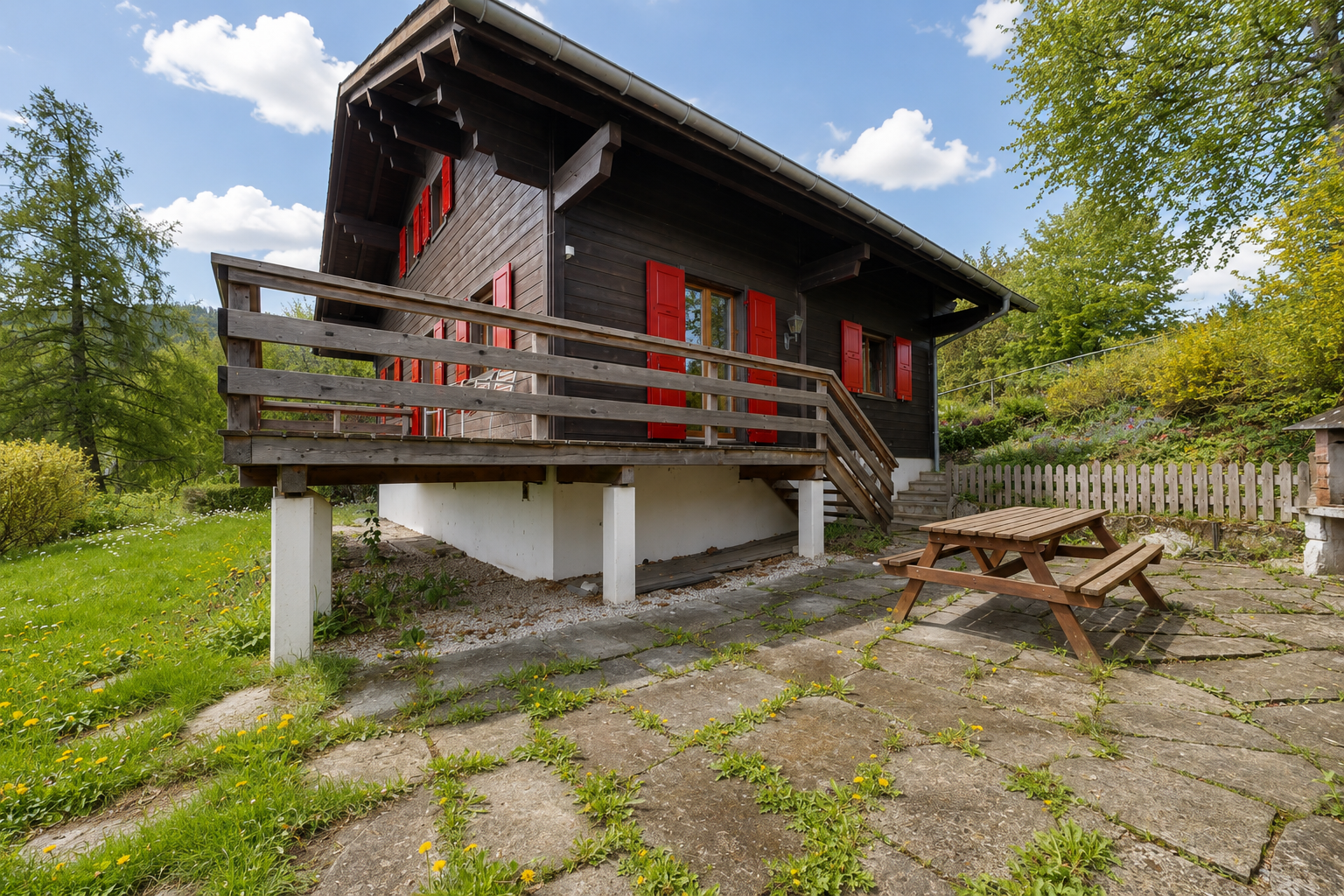 façade avec terrasse, property visible, day time, bardage horizontal, et escaliers