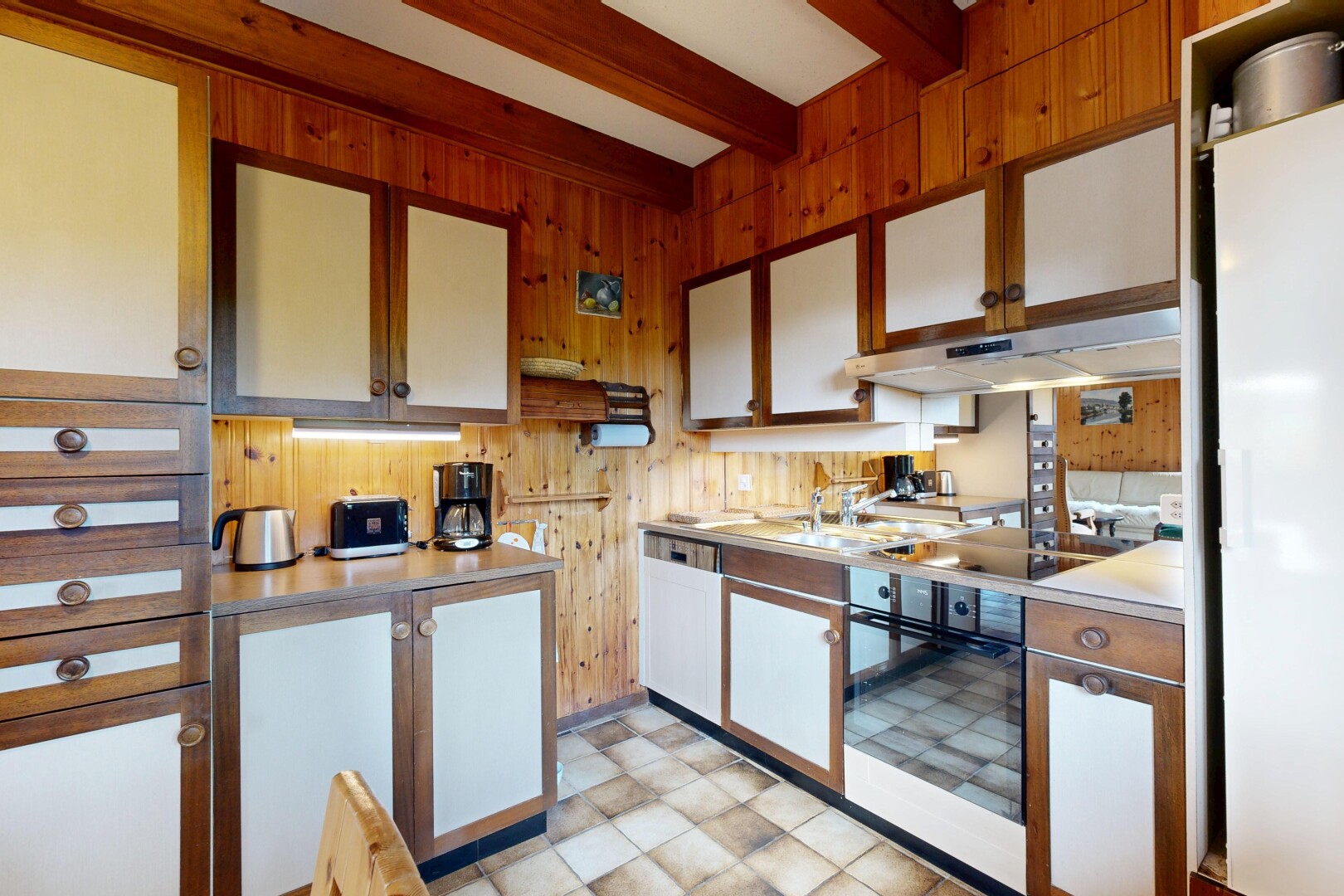 cuisine avec four, sol en vinyle, vinyl floor, two tone kitchen, et réfrigérateur
