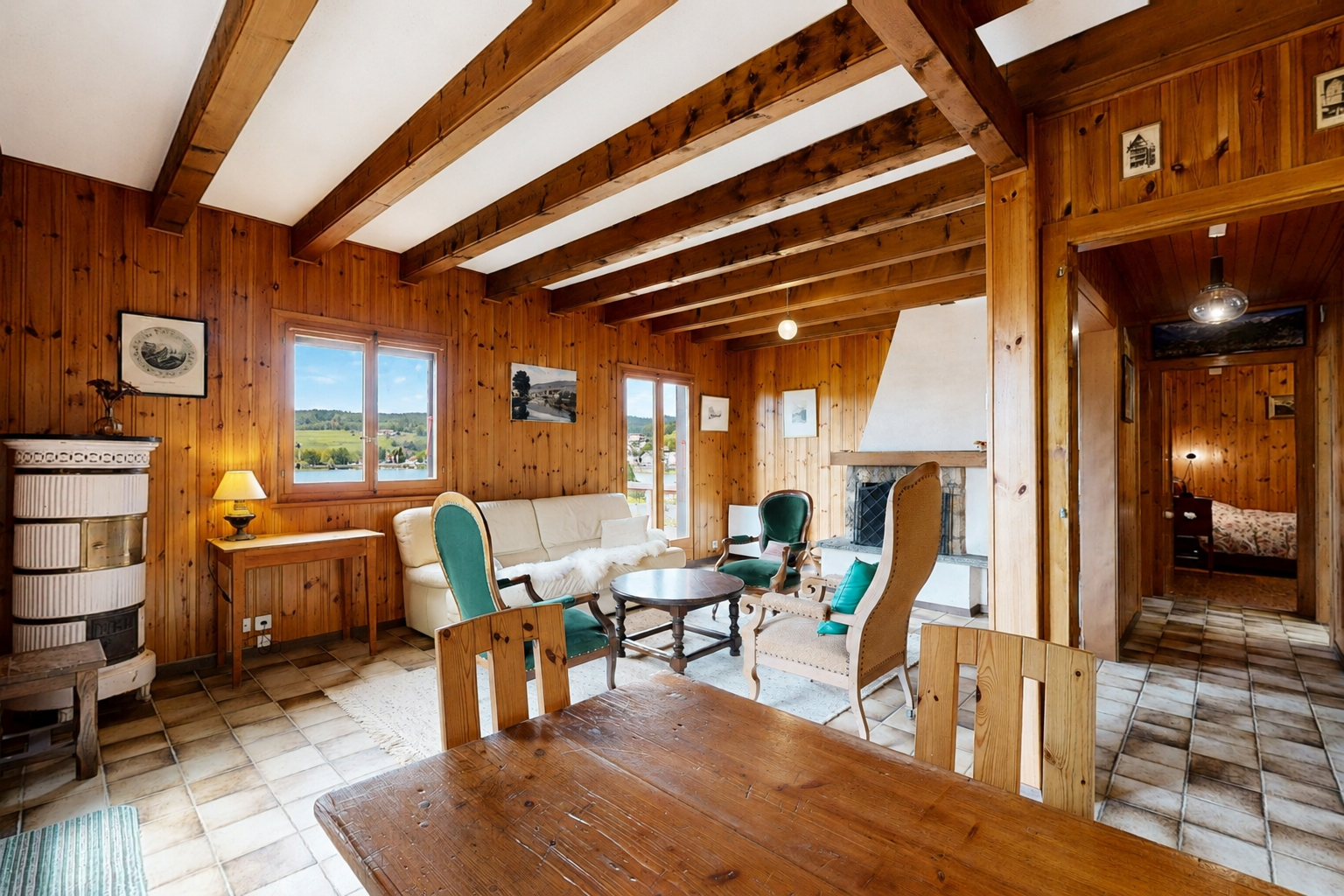 salle à manger avec inside property, lumière naturelle, natural light, day time, et plafond à poutres