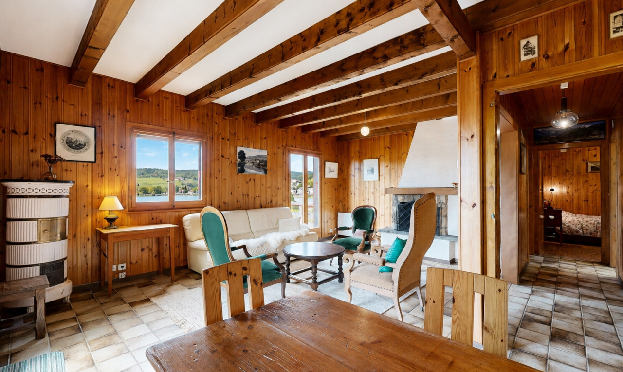 salle à manger avec inside property, lumière naturelle, natural light, day time, et plafond à poutres