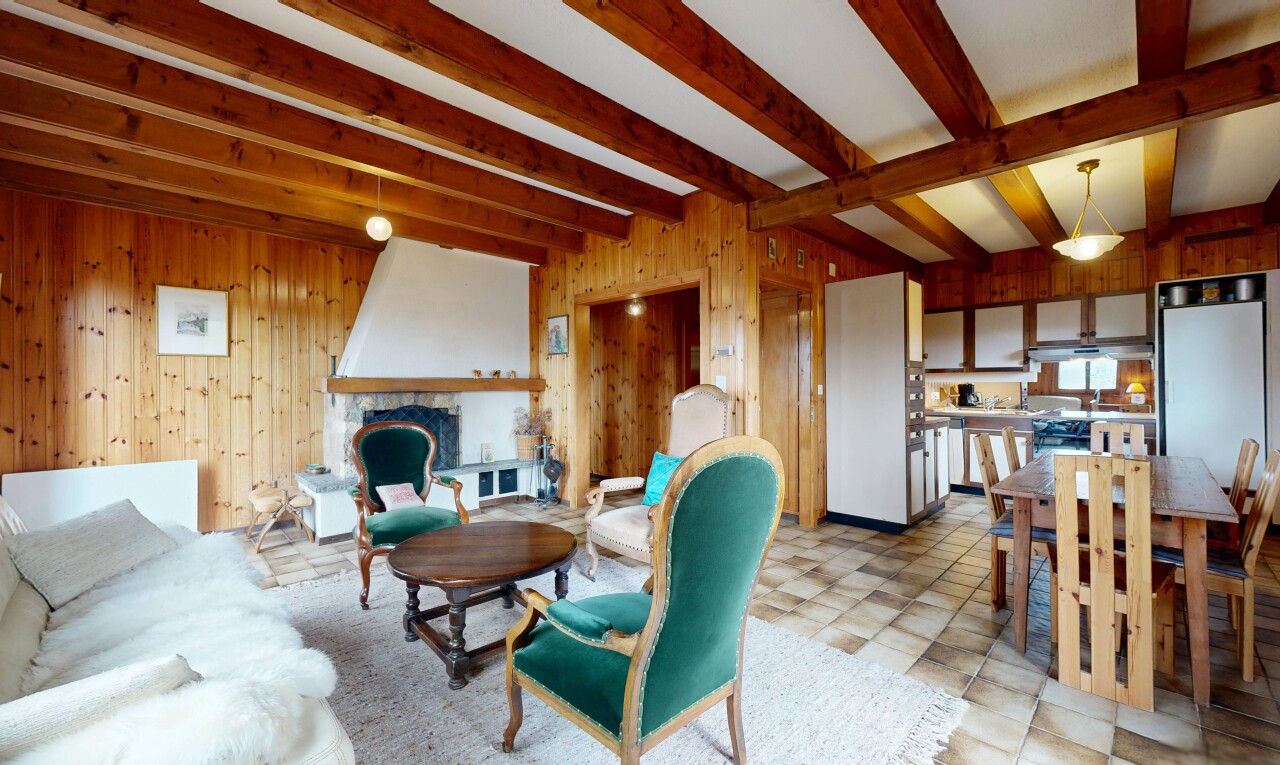 salon / salle à manger avec beamed ceiling, plafond à poutres, cheminée, inside property, et light floor