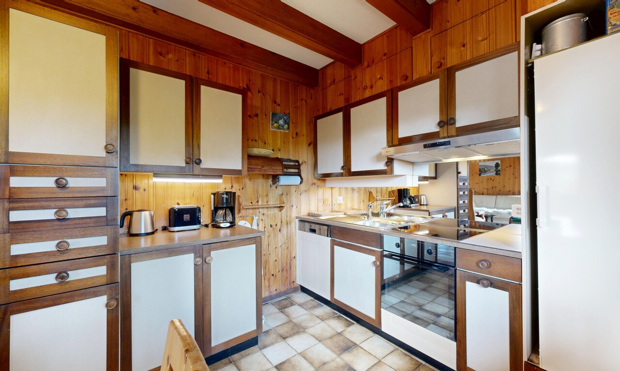 cuisine avec four, sol en vinyle, vinyl floor, two tone kitchen, et réfrigérateur