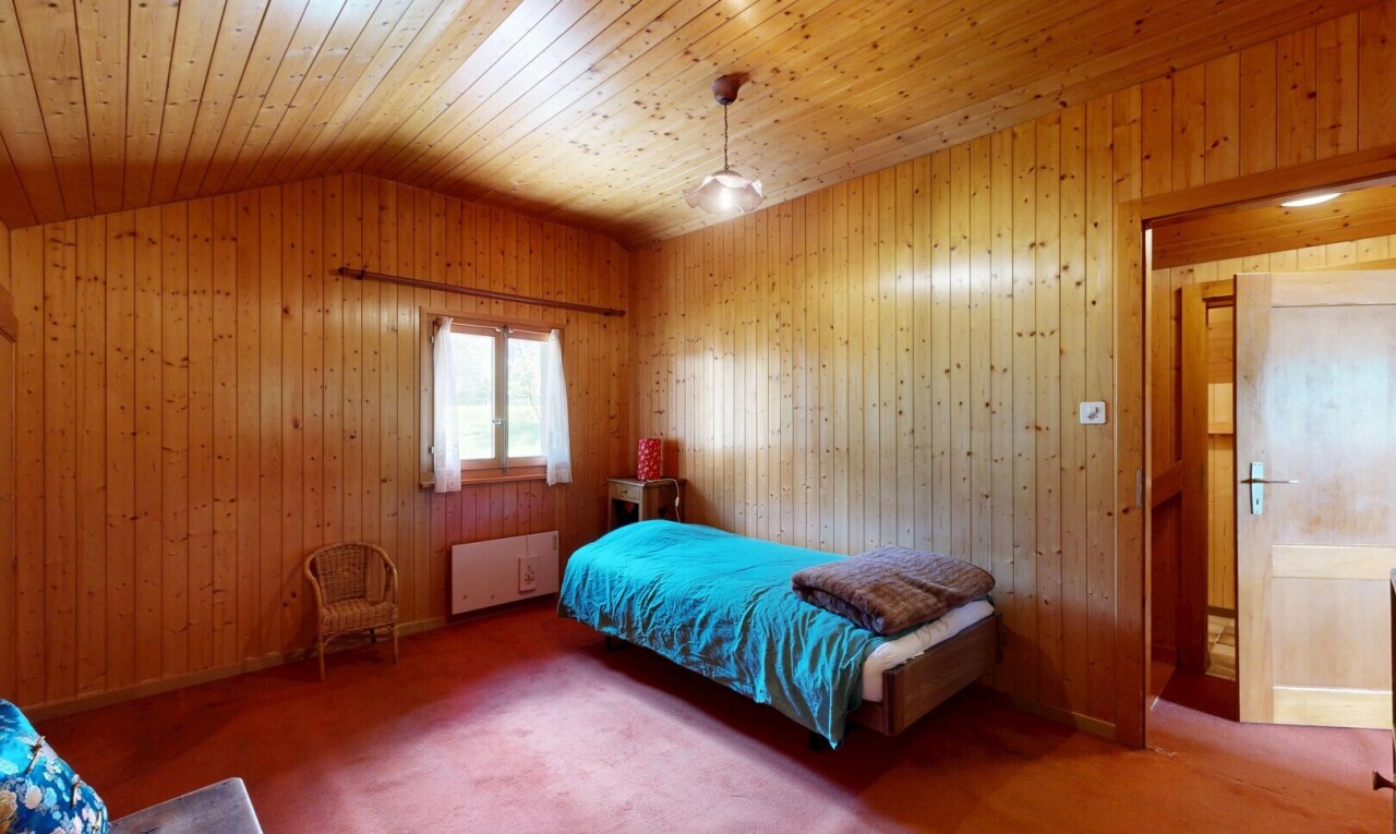 chambre avec plafond en bois, wood ceiling, moquette, carpet, et lumière naturelle
