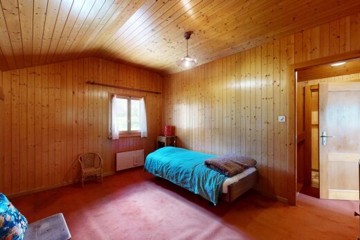 chambre avec plafond en bois, wood ceiling, moquette, carpet, et lumière naturelle