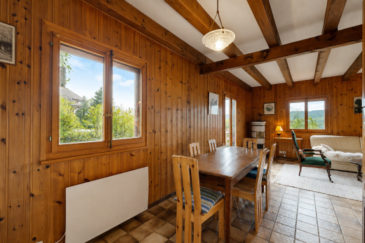 salle à manger avec day time, mur en bois, wood wall, lumière naturelle, et natural light