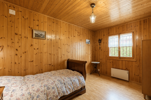 chambre avec radiateur, sol en finition bois, wood finish floor, inside property, et lumière naturelle