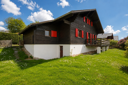 façade avec pelouse, from property, bardage horizontal, clôture, et day time