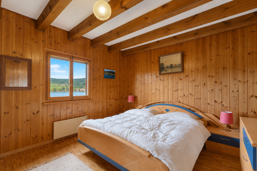 chambre avec wood finish floor, sol en finition bois, natural light, lumière naturelle, et day time