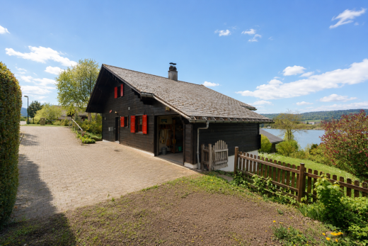 façade avec clôture, day time, bardage horizontal, cheminée, et property visible