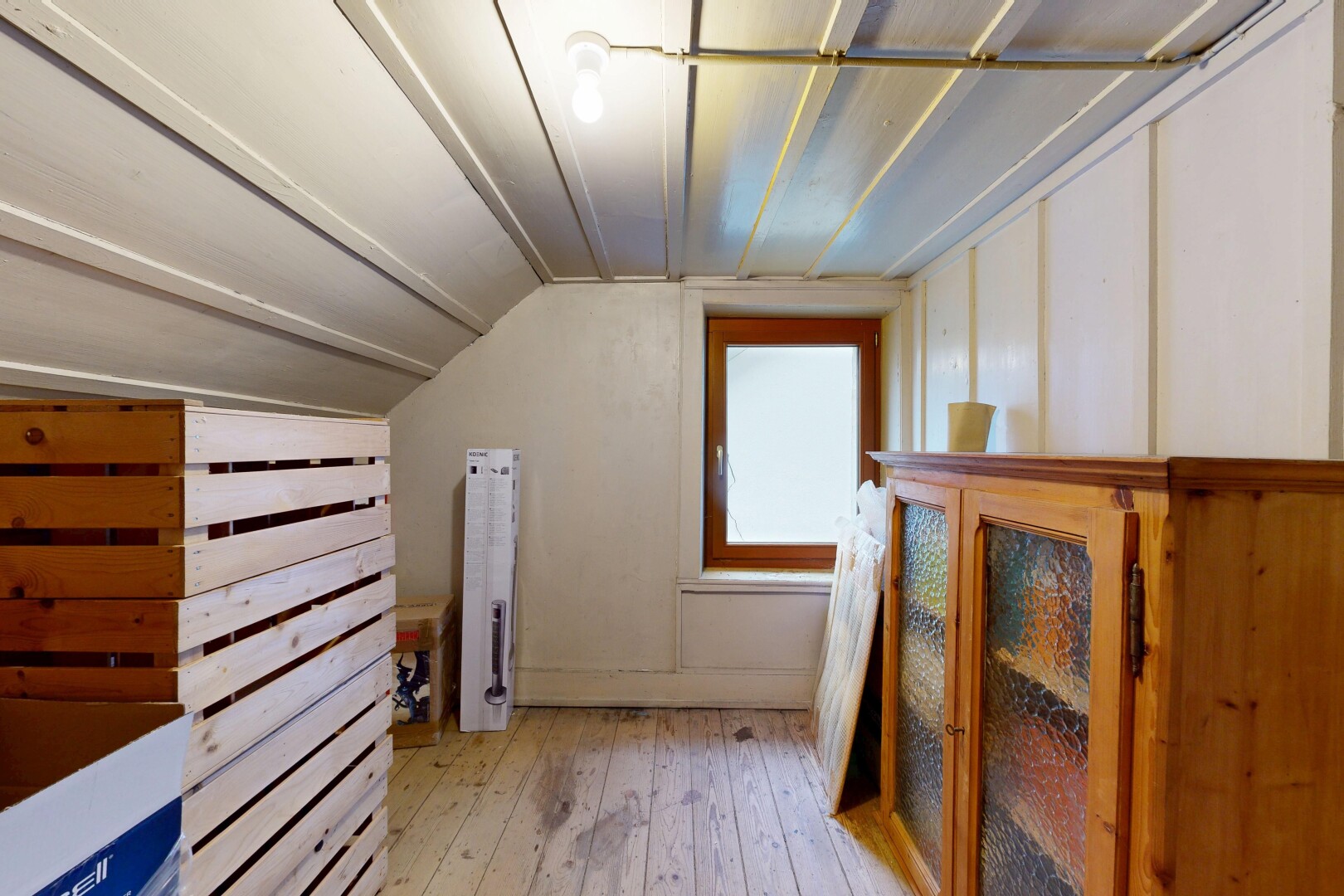 réception / lobby avec wood finish floor, inside property, natural light, hardwood floor, et low ceiling