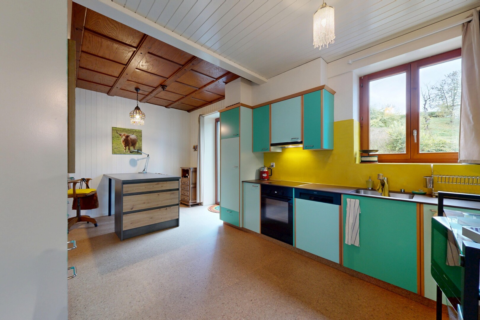 cuisine avec natural light, lumière naturelle, inside property, four, et éclairage suspendu