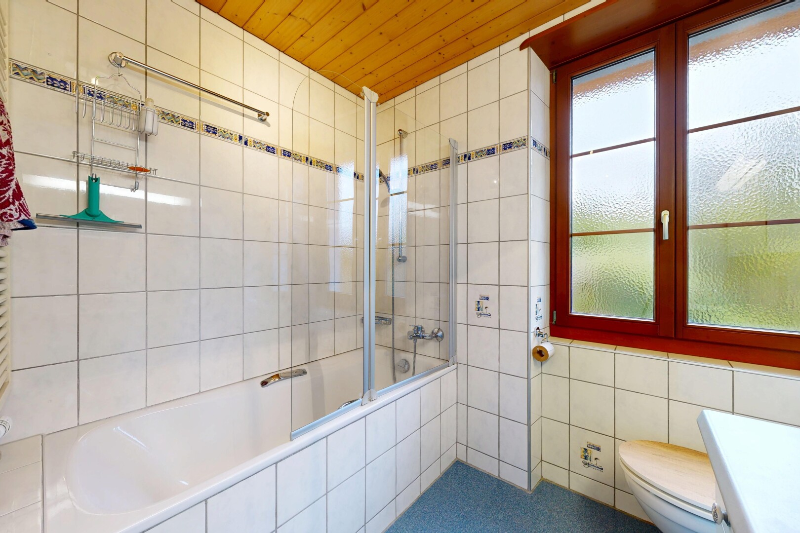 salle de bains avec inside property, mur en carrelage, tile wall, douche-bain combinés, et salle de bain complète