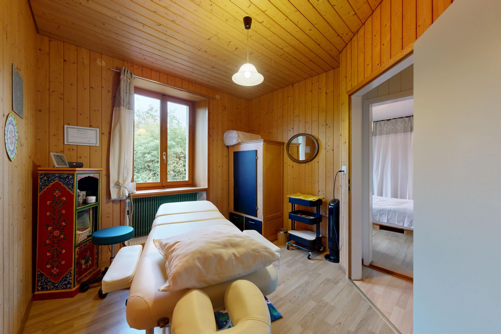 chambre avec sol en finition bois, wood finish floor, inside property, lumière naturelle, et natural light