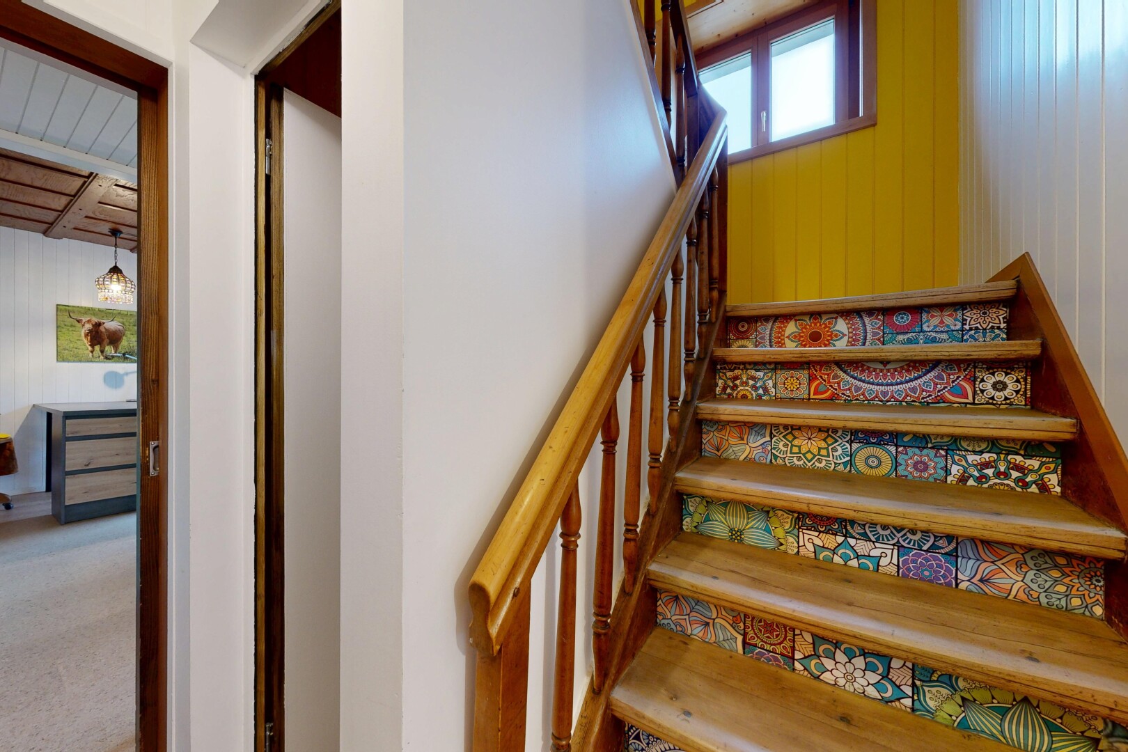 escaliers avec inside property, wood wall, mur en bois, escaliers, et carpet
