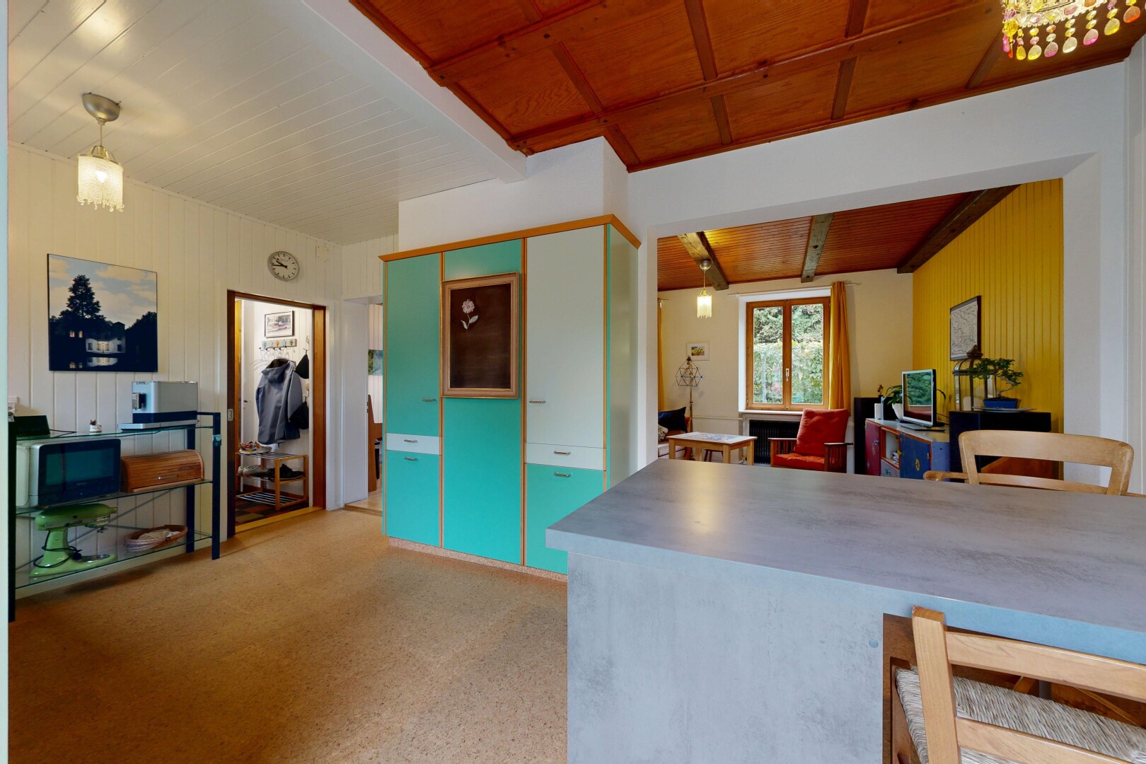 cuisine avec wood ceiling, plafond en bois, inside property, beamed ceiling, et plafond à poutres
