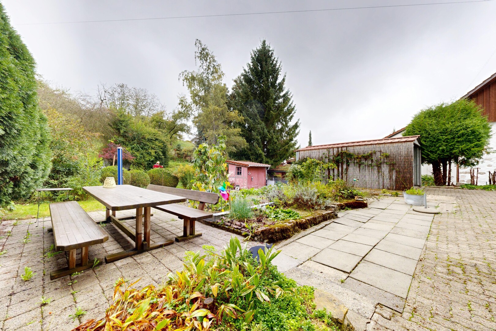 jardin avec overcast, coin repas extérieur, structure extérieure, et terrasse