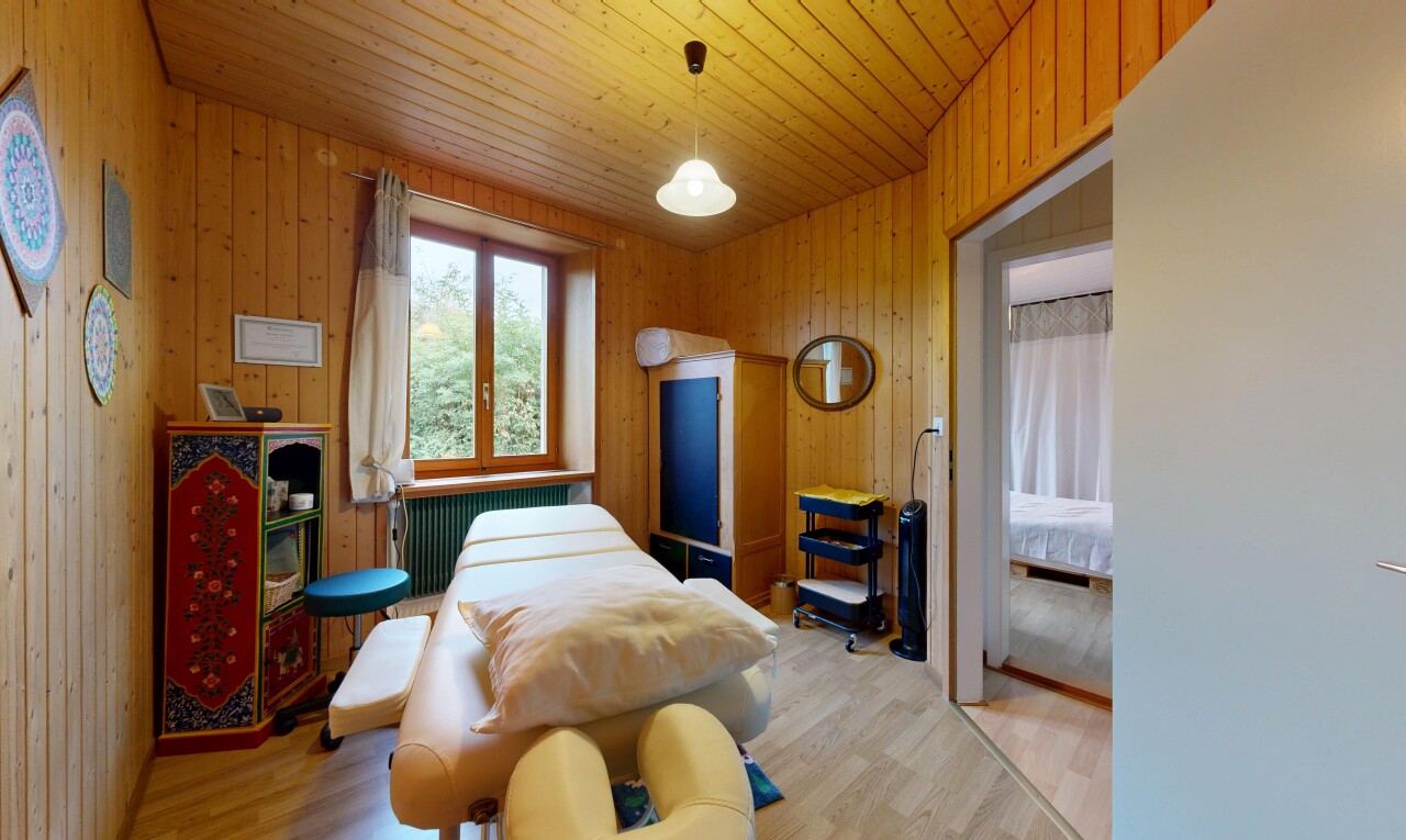 chambre avec sol en finition bois, wood finish floor, inside property, lumière naturelle, et natural light