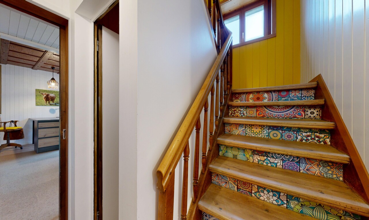 escaliers avec inside property, wood wall, mur en bois, escaliers, et carpet