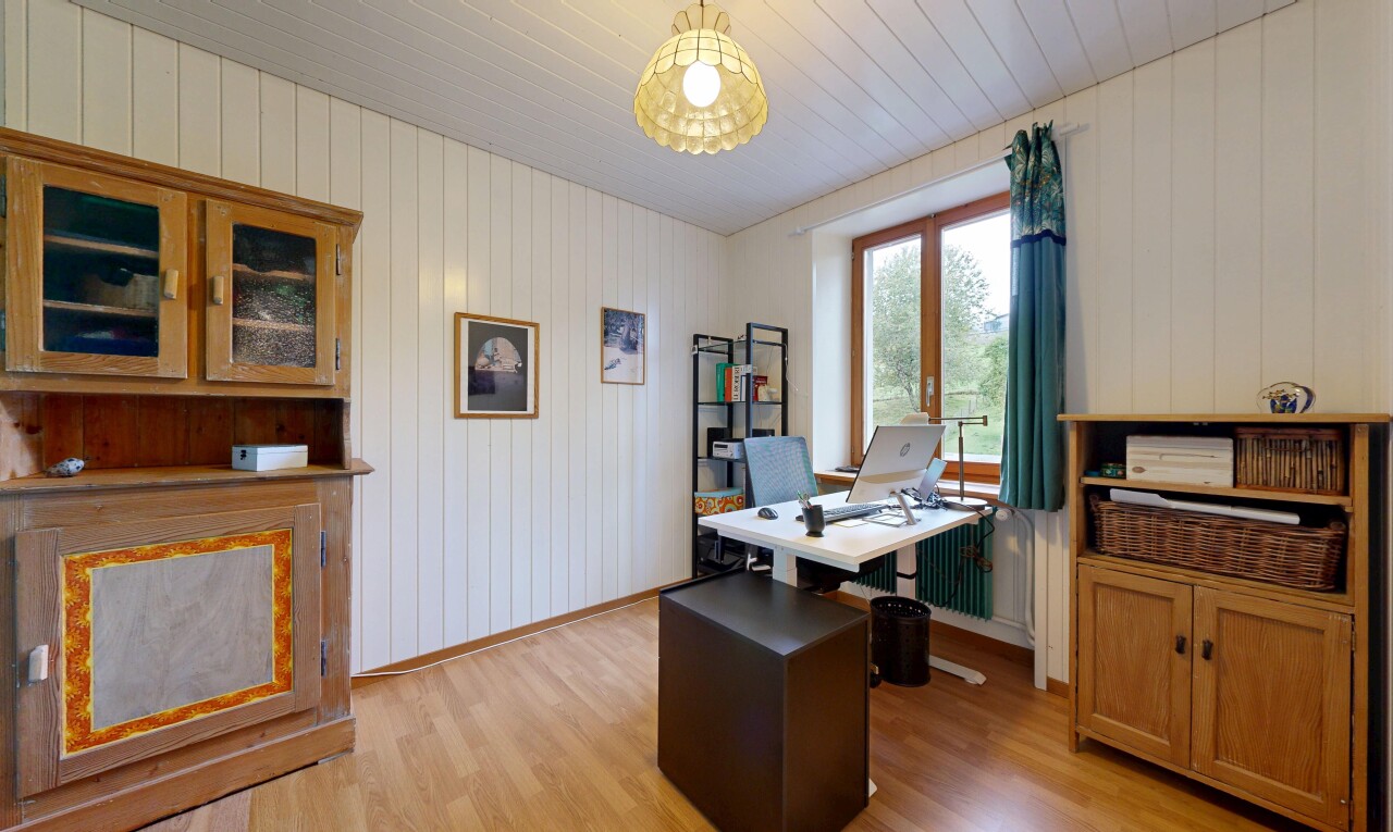 bureau avec espace bureau, natural light, lumière naturelle, wood finish floor, et sol en finition bois