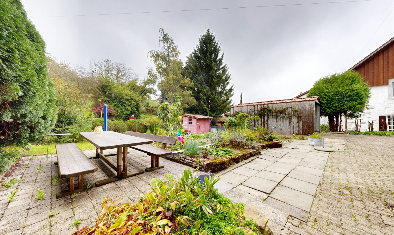 jardin avec overcast, coin repas extérieur, structure extérieure, et terrasse