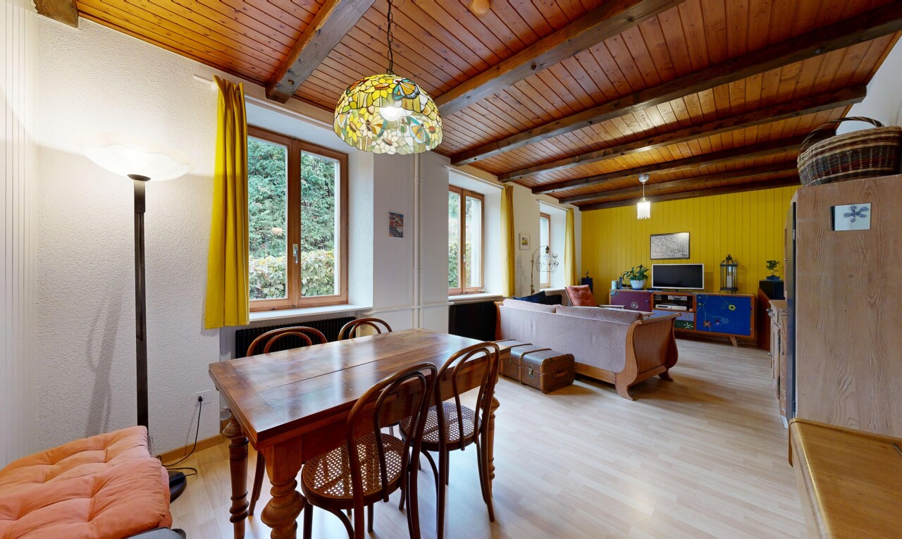 salon / salle à manger avec inside property, beamed ceiling, wood finish floor, plafond à poutres, et sol en finition bois