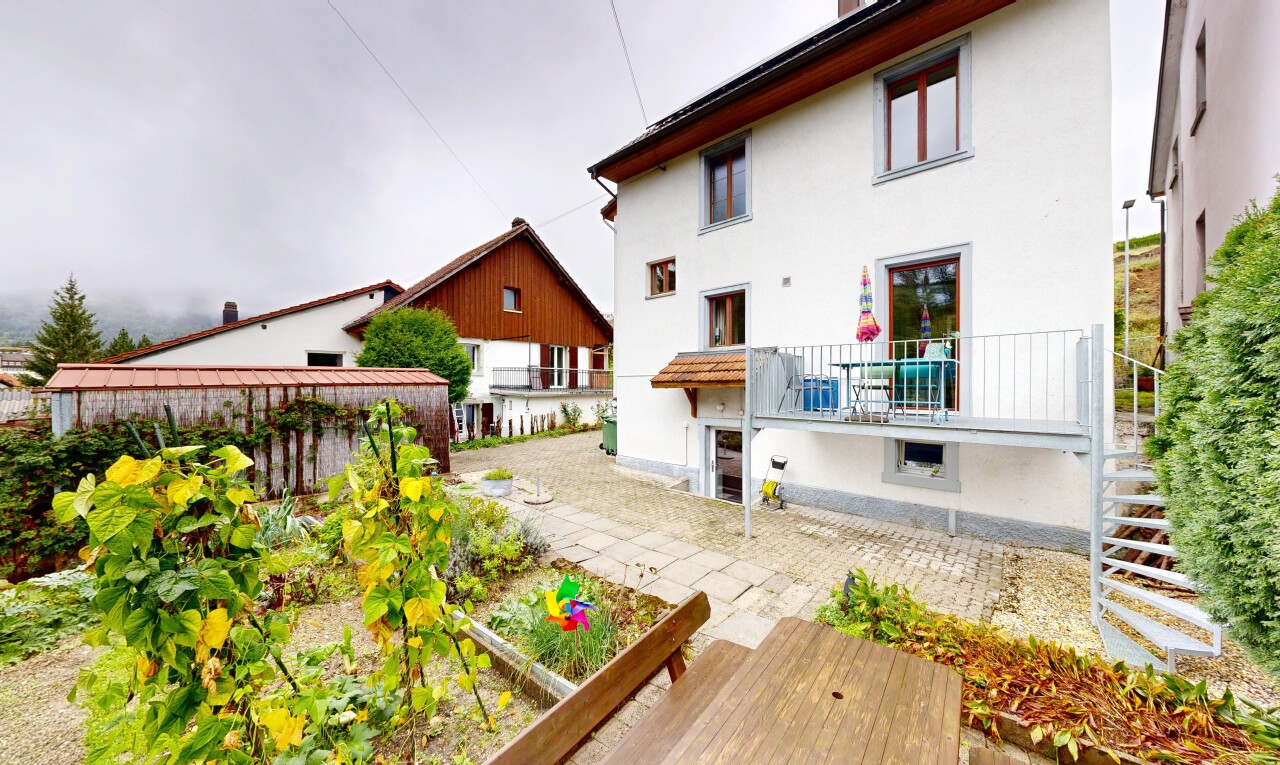 façade avec overcast, property visible, bardage en stuc, jardin, et escaliers