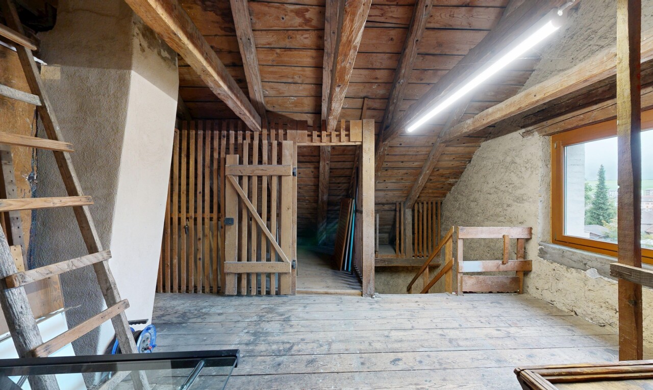 escaliers avec vaulted ceiling, plafond voûté, inside property, beamed ceiling, et plafond à poutres