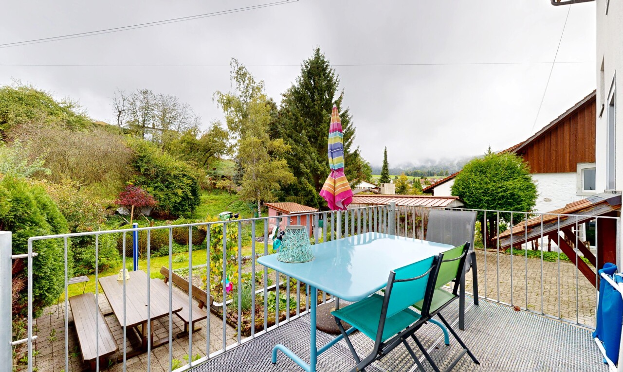 balcon avec overcast, from property, power lines view, et coin repas extérieur
