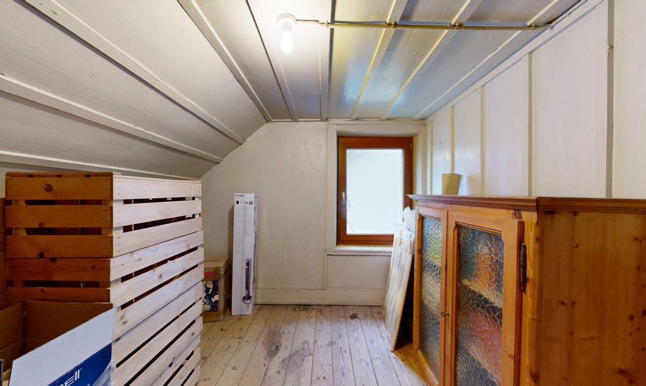 réception / lobby avec wood finish floor, inside property, natural light, hardwood floor, et low ceiling