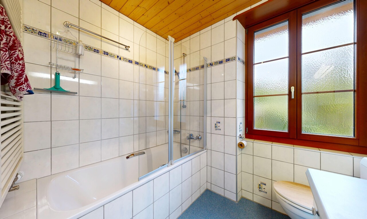 salle de bains avec inside property, mur en carrelage, tile wall, douche-bain combinés, et salle de bain complète