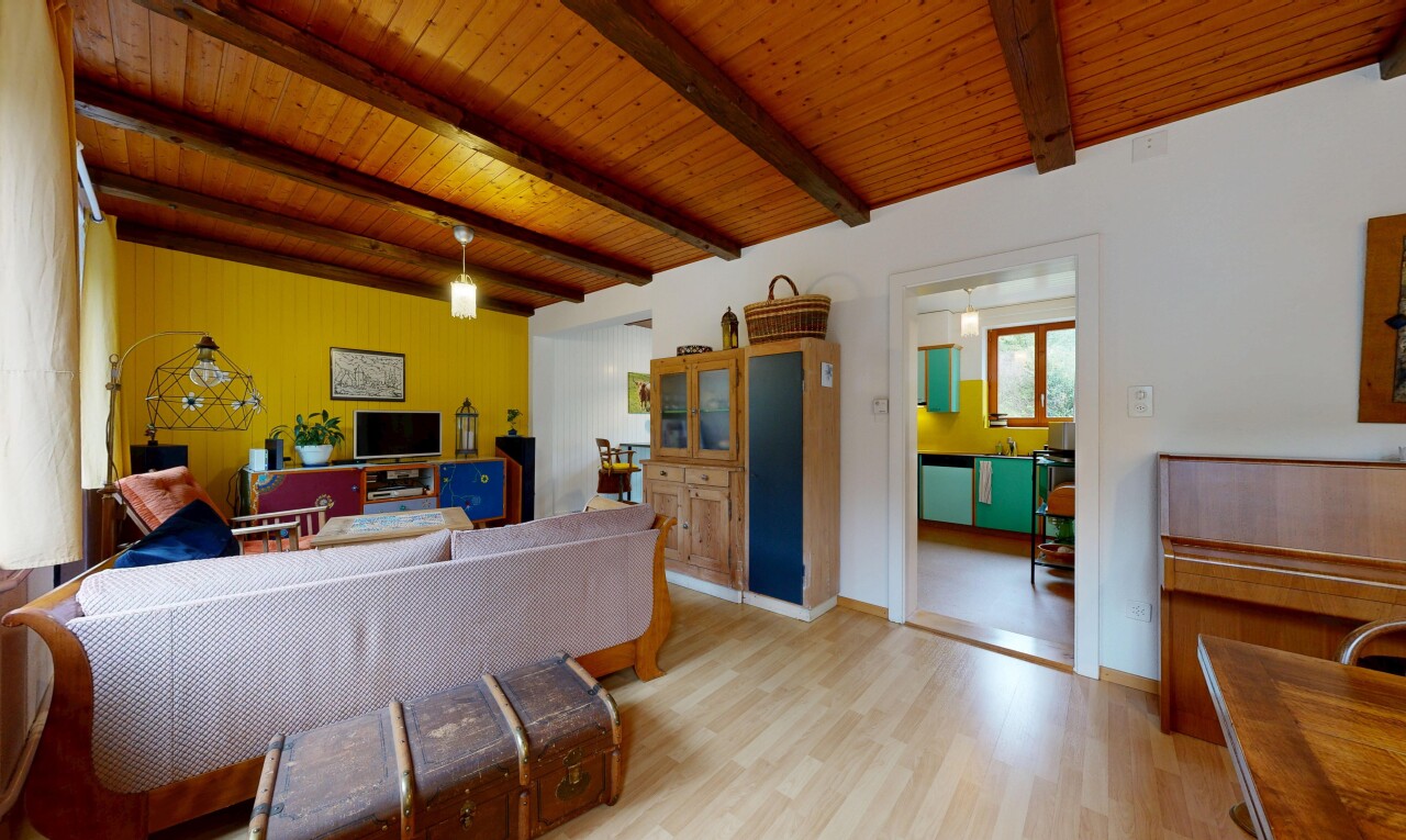 salon avec inside property, wood finish floor, sol en finition bois, natural light, et lumière naturelle