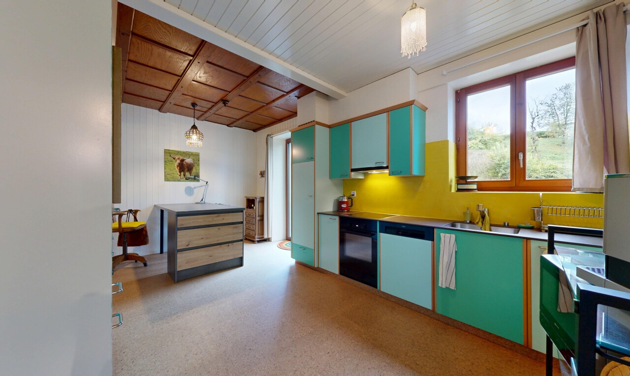 cuisine avec natural light, lumière naturelle, inside property, four, et éclairage suspendu