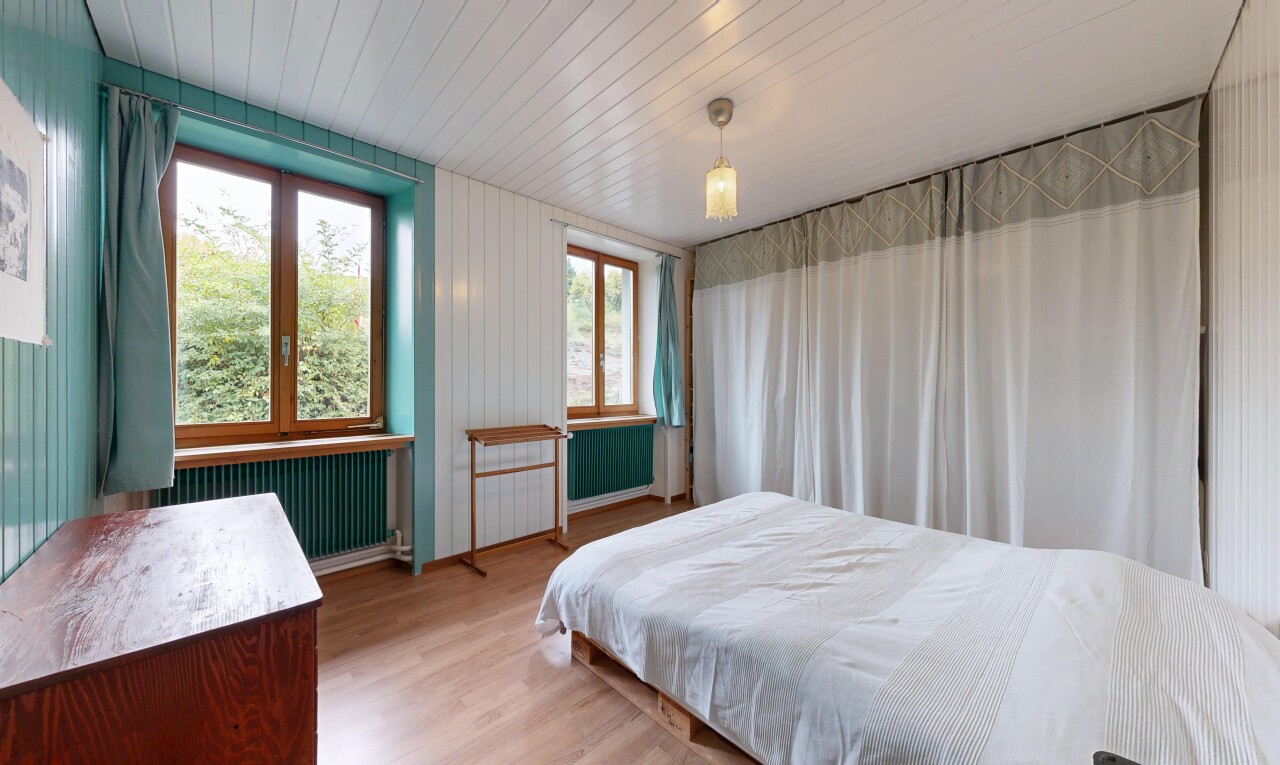 chambre avec wood finish floor, sol en finition bois, radiateur, natural light, et lumière naturelle