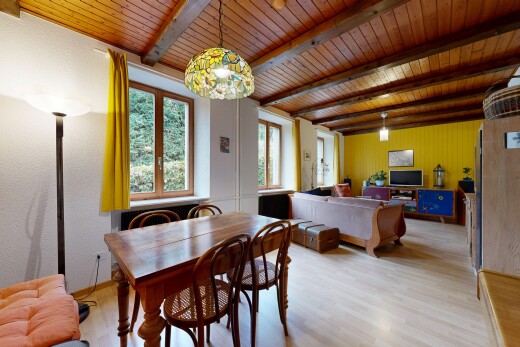 salon / salle à manger avec inside property, beamed ceiling, wood finish floor, plafond à poutres, et sol en finition bois