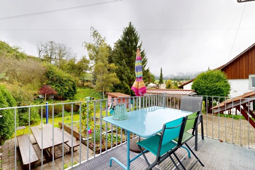 balcon avec overcast, from property, power lines view, et coin repas extérieur