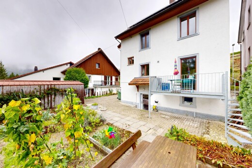 façade avec overcast, property visible, bardage en stuc, jardin, et escaliers