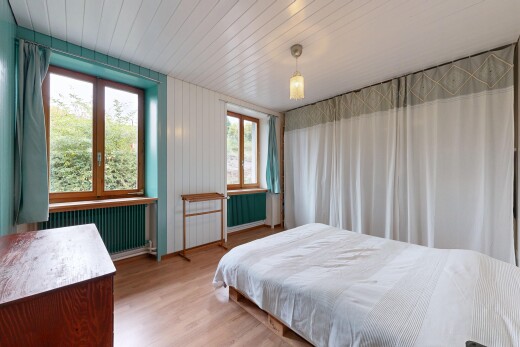 chambre avec wood finish floor, sol en finition bois, radiateur, natural light, et lumière naturelle