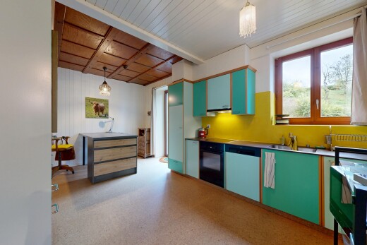 cuisine avec natural light, lumière naturelle, inside property, four, et éclairage suspendu