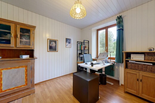 bureau avec espace bureau, natural light, lumière naturelle, wood finish floor, et sol en finition bois