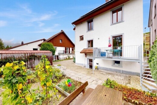 façade avec bardage en stuc, day time, terrasse, property visible, et jardin